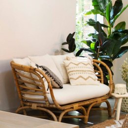 Rattanowa sofa 2 osobowa Farah Korpus wykonany z rattanu, miękkie siedzisko z wysokiej jakości tkaniny, 3 poduszki dekoracyjne w ATMOSPHERA